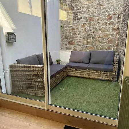 Petite Maison De *