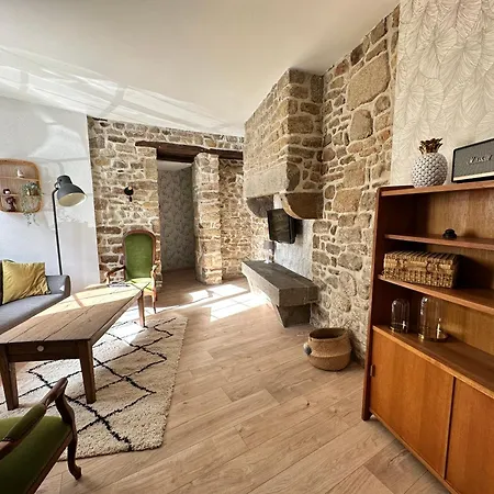 Petite Maison De *
